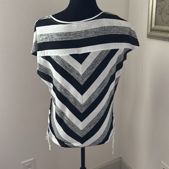 White House Black Market Asymmetrical ruched sides cap sleeves v neck top Sz XXS - Picture 3 of 4